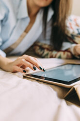 Junge Frau mit digitalem Tablet - BOYF000579