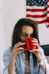 Junge Frau trinkt einen Kaffee - BOYF000582