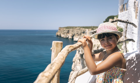 Porträt eines lächelnden kleinen Mädchens auf dem Balkon, lizenzfreies Stockfoto