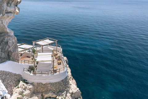 Spanien, Menorca, Blick auf das Sonnendeck an der Küste, lizenzfreies Stockfoto
