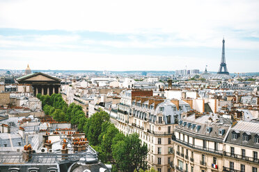 Frankreich, Paris, Blick auf die Stadt mit dem Eiffelturm rechts und der Madeleine-Kirche links - GEMF000968