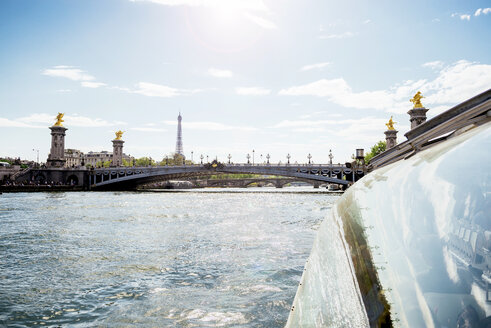 Frankreich, Paris, Ausflugsboot auf der Seine mit der Pont Alexandre III und dem Eiffelturm im Hintergrund - GEMF000978