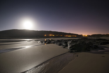 Spanien, Galicien, Ferrol, Strand bei Nacht und Vollmond - RAEF001433