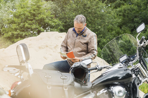 Biker looking at road map - JUNF000582