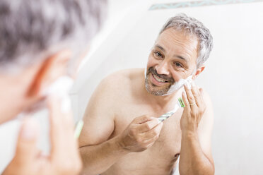 Mirror image of shaving man - JUNF000600