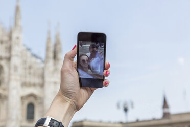 Italien, Mailand, Tourist macht Selfie mit Smartphone, Nahaufnahme - JUNF000607