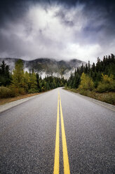 Kanada, Highway, Straße und dunkle Wolken - SMAF000537