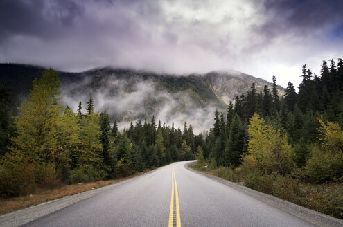 Kanada, Highway, Straße und dunkle Wolken - SMAF000538