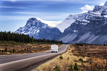Kanada, Alberta, Jasper National Park, Icefields Parkways, Wohnmobil auf der Straße - SMAF000539