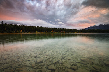 Kanada, Jasper National Park, Jasper, Pyramid Mountain, Patricia Lake am Morgen - SMAF000554