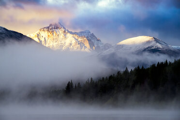 Kanada, Jasper National Park, Jasper, Pyramid Mountain, Patricia Lake am Morgen, Nebel - SMAF000555