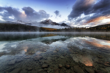 Kanada, Jasper National Park, Jasper, Pyramid Mountain, Patricia Lake am Morgen - SMAF000556