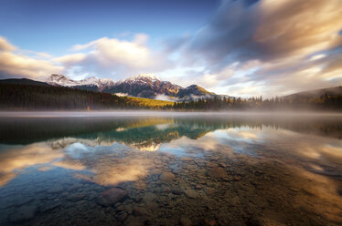 Kanada, Jasper National Park, Jasper, Pyramid Mountain, Patricia Lake am Morgen - SMAF000557