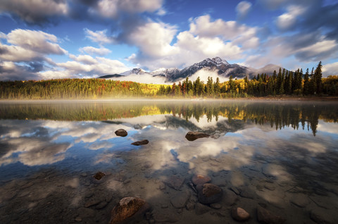 Kanada, Jasper National Park, Jasper, Pyramid Mountain, Patricia Lake am Morgen, lizenzfreies Stockfoto