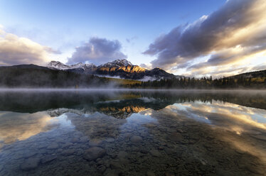 Kanada, Jasper National Park, Jasper, Pyramid Mountain, Patricia Lake am Morgen - SMAF000559