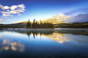 Kanada, Jasper National Park, Jasper, Pyramid Mountain, Pyramid Lake am Morgen - SMAF000561