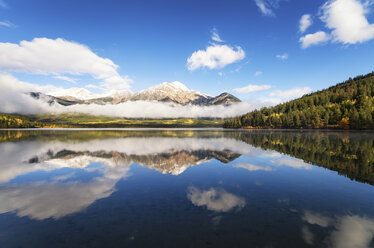 Kanada, Jasper National Park, Jasper, Pyramid Mountain, Pyramid Lake am Morgen - SMAF000562