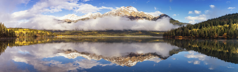 Kanada, Jasper National Park, Jasper, Pyramid Mountain, Pyramid Lake am Morgen - SMAF000564