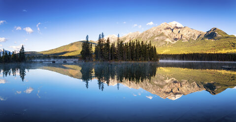 Kanada, Jasper National Park, Jasper, Pyramid Mountain, Pyramid Lake am Morgen - SMAF000565