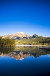 Kanada, Jasper National Park, Jasper, Pyramid Mountain, Pyramid Lake am Morgen - SMAF000566