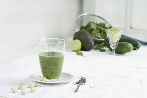 Grüner Smoothie, Zutaten Chiasamen, Cashews, Spinat, Gurke, Avocado und Limette - ASF005983