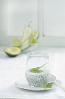 Chia-Pudding mit grünem Smoothie, Spinat, Avocado, Gurke und Limette - ASF005986