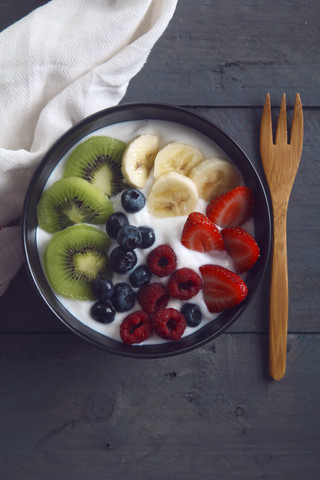 Schale mit Naturjoghurt und verschiedenen frischen Früchten, lizenzfreies Stockfoto