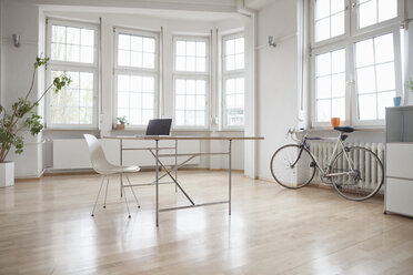 Laptop on table in sparse office - RBF004980