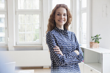 Portrait of smiling woman in office - RBF005023