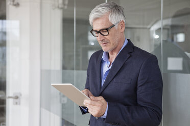 Mature businessman using tablet - RBF005033