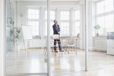 Reifer Geschäftsmann in hellem Büro stehend - RBF005053