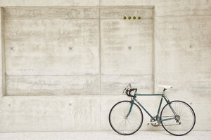 Fahrrad an Betonwand - FMKF002888