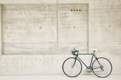 Bicycle at concrete wall - FMKF002888