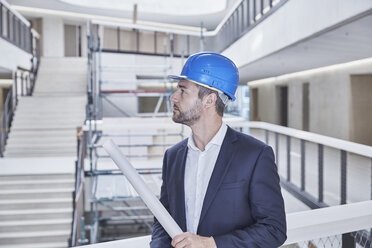 Architekt in Bürogebäude mit Schutzhelm - FMKF002917