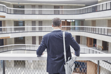 Geschäftsmann mit Tasche in Bürogebäude - FMKF002962