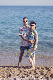 Tattooed couple on the beach - XCF000101