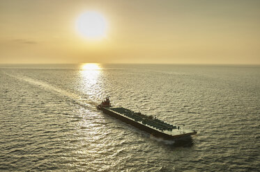 Luftaufnahme eines Lastkahns und Schleppers auf der Chesapeake Bay - BCDF000001