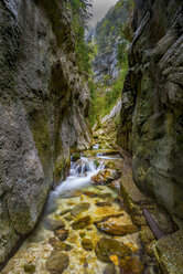 Italien, Umbrien, Regionalpark Mt. Cucco, Bach und Schlucht des Rio Freddo - LOMF000366