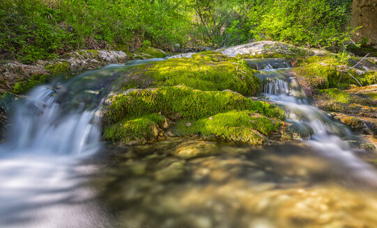 Italien, Umbrien, Regionalpark Mt. Cucco, Wasserfall des Flusses Rio Freddo - LOMF000370