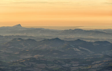 Italien, San Marino, Landschaft mit Bergen bei Sonnenuntergang - LOMF000371