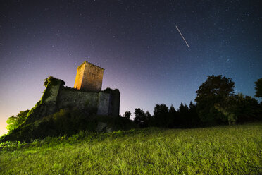 Spanien, Pontedeume, Torreon de Andrade bei Nacht - RAEF001444