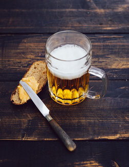 Obatzda auf einer Scheibe Brot und einem Glas Bier - PPXF000023