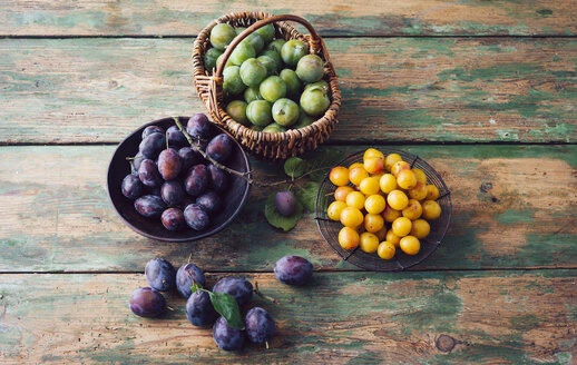 Baskets of plums, mirabelles and greengages on wood - PPXF000026