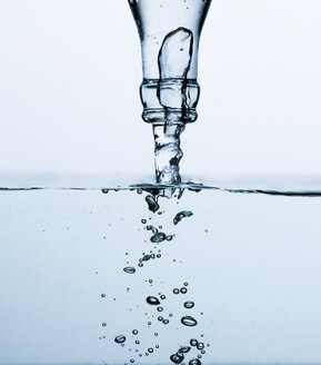 Mineralwasser aus der Flasche gießen - PPXF000028