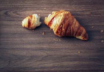 Croissant auf dunklem Holz - PPXF000031