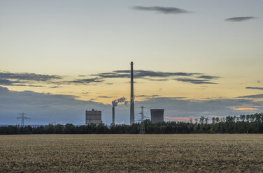 Deutschland, Niedersachsen, Helmstedt, Kraftwerk Buschhaus am Abend - PVCF000893