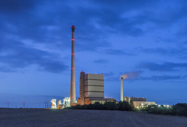 Deutschland, Niedersachsen, Helmstedt, Kraftwerk Buschhaus am Abend - PVCF000895