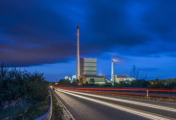 Deutschland, Niedersachsen, Helmstedt, Kraftwerk Buschhaus am Abend - PVCF000897