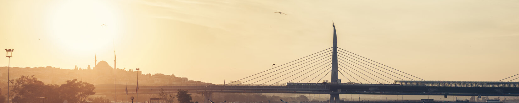 Türkei, Istanbul, Goldenes Horn, Bosporus-Brücke bei Sonnenuntergang - BZF000349