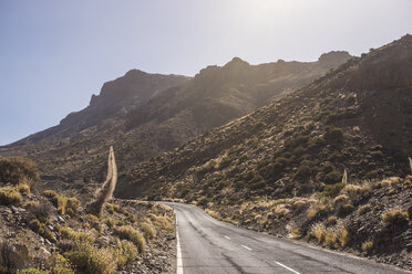 Spanien, Teneriffa, Landschaft und Straße auf dem Teide - SIPF000792